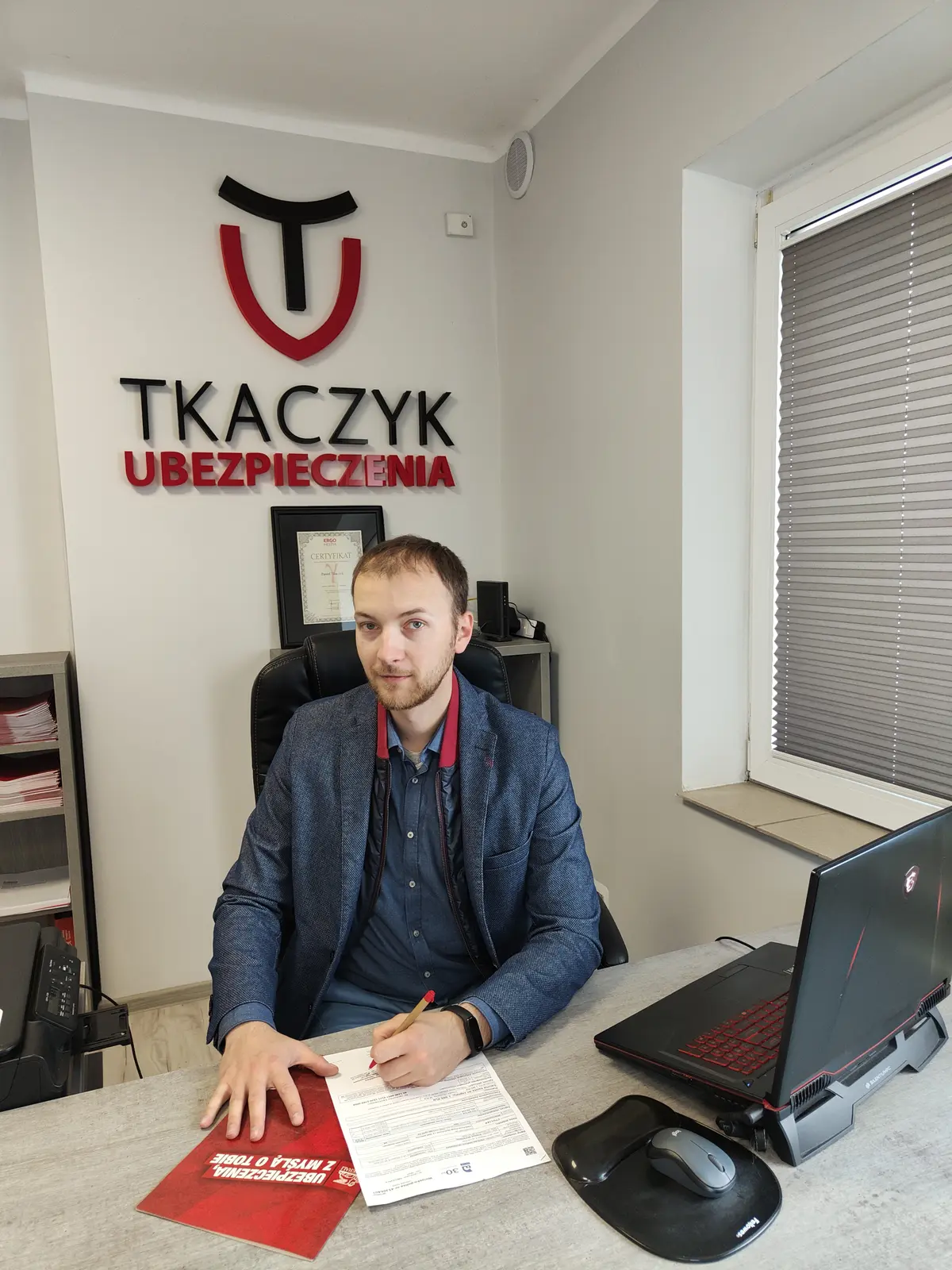 Paweł Tkaczyk podczas pracy w biurze ubezpieczeniowym